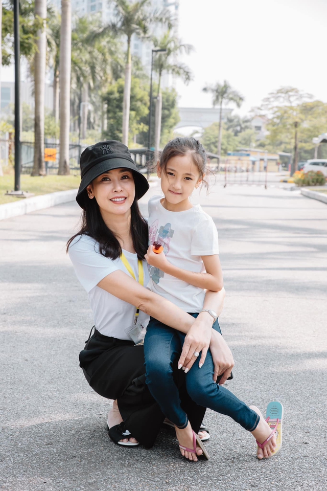 Thời trang mẹ con sao Việt: Hoa hậu Hà Kiều Anh và con gái mỗi lần xuất hiện là gây thương nhớ - 10