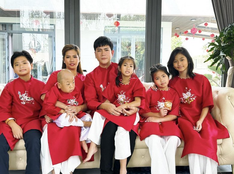 Hình ảnh Tuấn Nhiên bên cạnh các anh chị em và bố mẹ dịp Tết 2024 tại quê nhà.