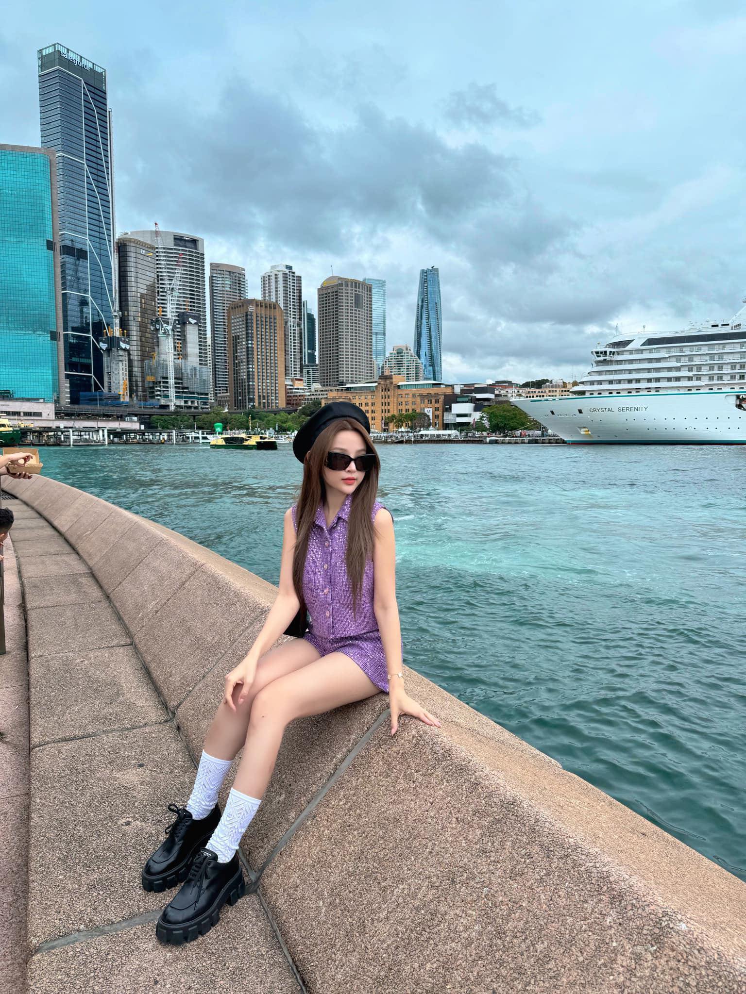 Gỡ gạc lại hình ảnh như lạc đường, Huyền Baby cũng vừa đăng tải thêm hình ảnh sang chảnh dùng bữa ngay gần cầu cảng Sydney.