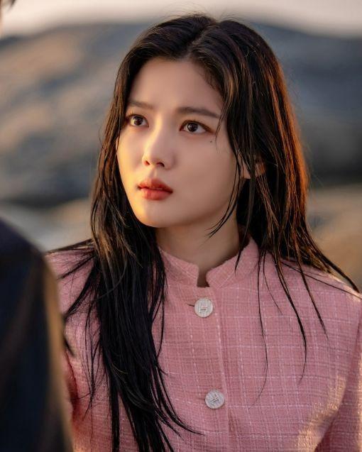 Mặc bộ đồ màu hồng kẻ sọc của Dint, Kim Yoo Jung trông nữ tính và ngọt ngào hơn rất nhiều. 