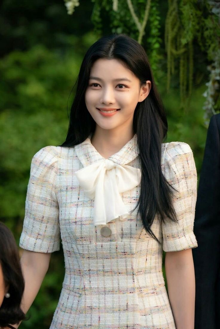 Những mẫu váy áo có nơ được Kim Yoo Jung khá ưa chuộng khi thể hiện vai CEO.