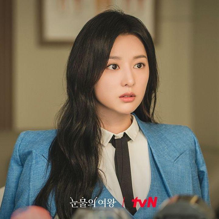 Mặc áo vest màu xanh của Gabriela Hearst, Kim Ji Won không chỉ tạo nên hình ảnh chuyên nghiệp mà còn làm nổi bật nét quyến rũ độc đoán của nữ CEO.