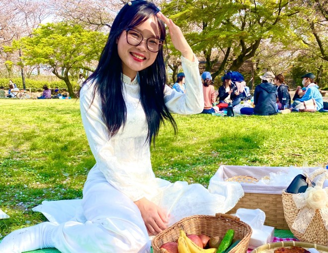 Mai đi picnic trong mùa hoa anh đào nở tại Nhật Bản.