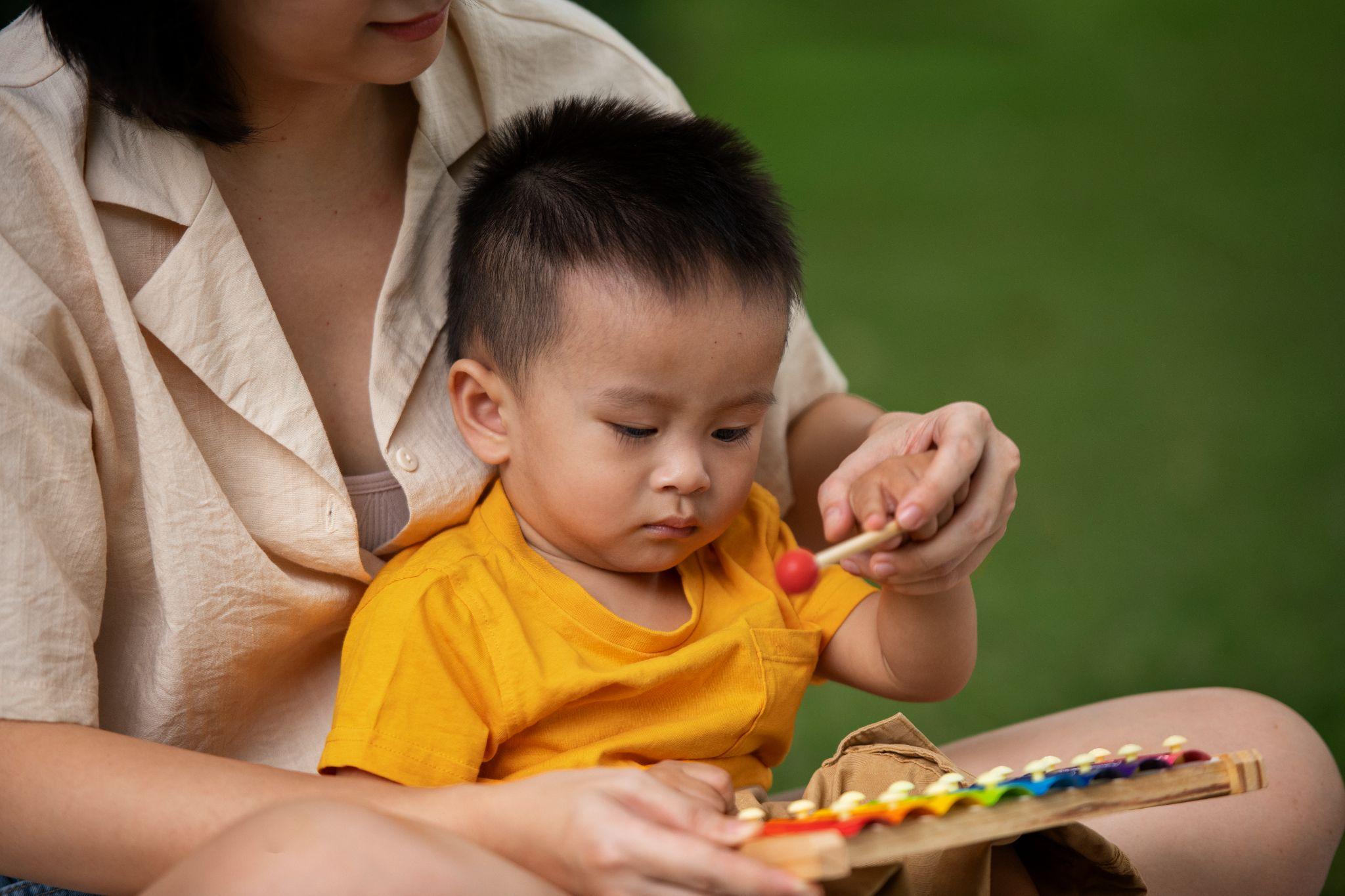 Trẻ tự kỷ gặp khó khăn khi tương tác, giao tiếp với mọi người và bị hạn chế khả năng vận dụng trí tưởng tượng.