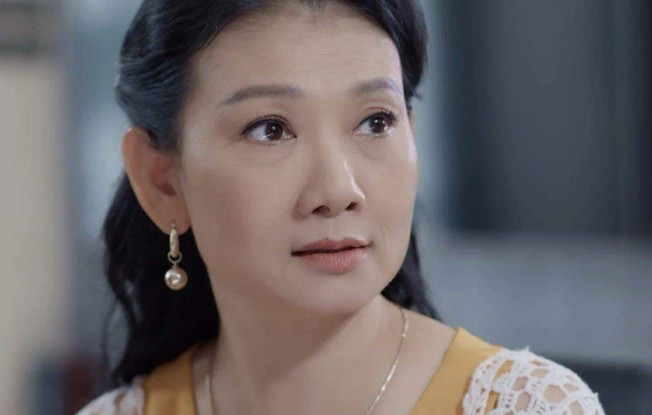 Nữ nghệ sinh đóng vai mẹ của cặp sinh đôi Minh Huy - Minh Hoàng (Steven Nguyễn) trong phim Mặt trời mùa đông.