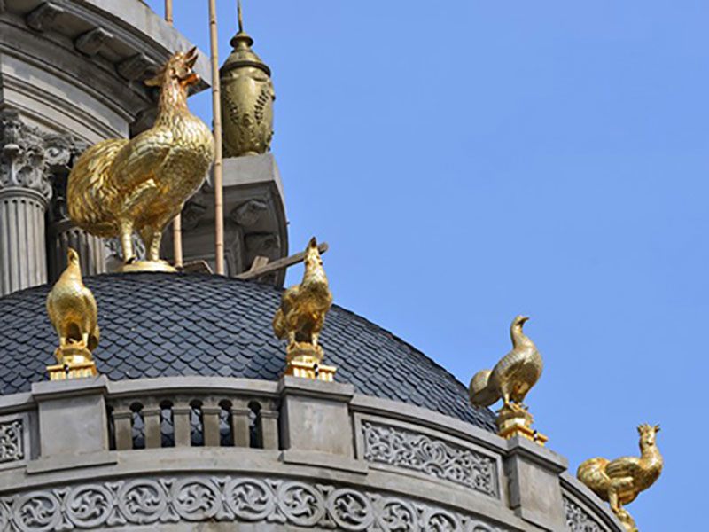Lâu đài gà vàng: Nằm trên đường Hoàng Quốc Việt (quận Cầu Giấy, Hà Nội), lâu đài của đại gia Thanh nát có diện tích 400m2 với 6 con gà vàng ở trên chóp thu hút sự chú ý của người đi đường. Con gà trống được đặt cao nhất, 5 con còn lại xếp hình cánh cung.
