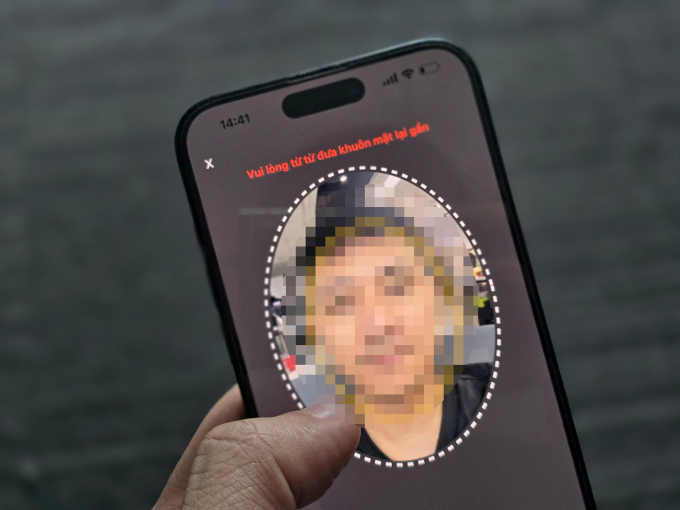 Một chiếc iPhone đang thực hiện quét khuôn mặt. Ảnh: Lưu Quý