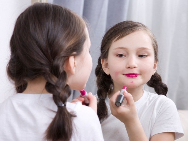 Thấy con 9 tuổi phổng phao, mẹ định cho tiêm thuốc hoãn dậy thì, bác sĩ lắc đầu, chỉ ra cách tốt hơn mà không tốn