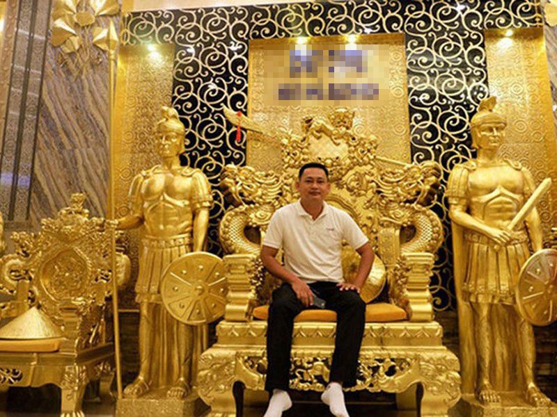 "Cung điện dát vàng" ở Cần Thơ: Ngôi nhà dát vàng thuộc sở hữu của đại gia Nguyễn Văn Trung (Cần Thơ), tọa lạc tại khu dân cư Thới Nhật 2, phường An Khánh, quận Ninh Kiều.
