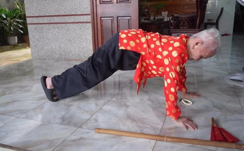 Ở tuổi 102, cụ Kết vẫn có thể hít đất nhẹ nhàng. Ảnh cắt từ video.