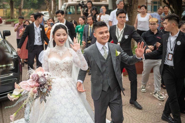 Quang Hải và bà xã Chu Thanh Huyền trong đám cưới.