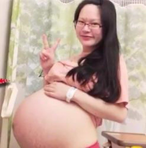 Bà mẹ 19 tuổi sốc khi lúc sinh mới biết có 4 con trong bụng, 4 năm sau các bé gái lớn lên quá xinh! - 1