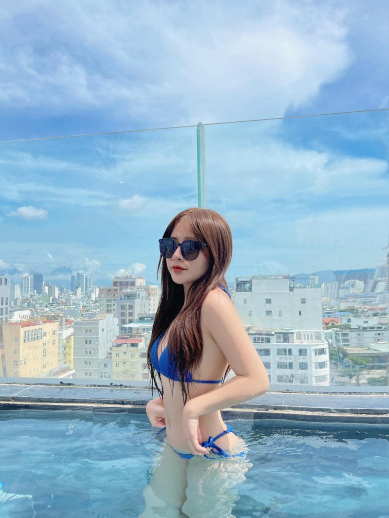 Cô gái chụp ảnh cưới cùng Phạm Thoại là ai?