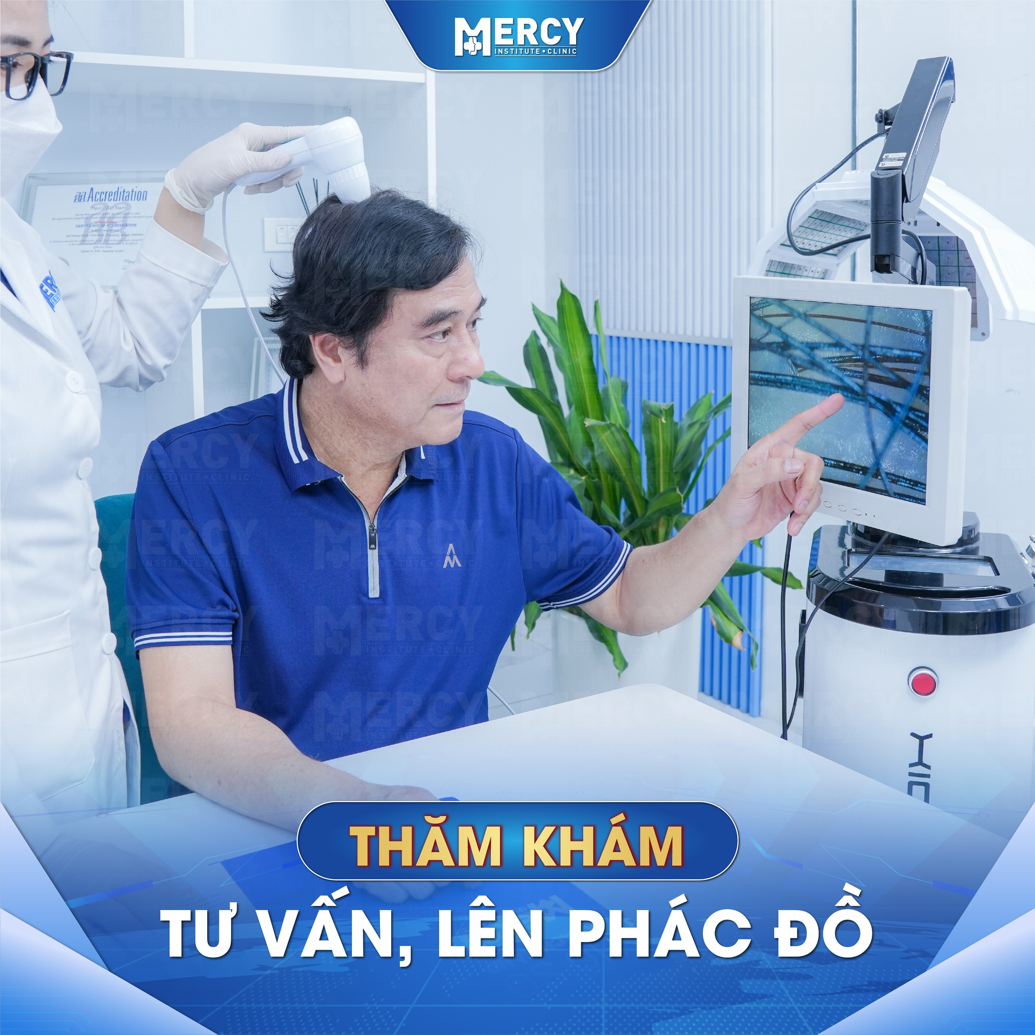 NSND Mạnh Cường đang thăm khám lại kết quả sau điều trị