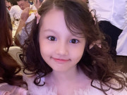 Con gái lai Tây của Phương Vy Idol 8 tuổi xinh như búp bê, mắt to tròn, mũi cao giống hệt bố