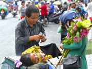 Tin tức - Sự thật bất ngờ đằng sau hình ảnh người phụ nữ bại liệt dẫn người đàn ông mù đi bán vé số ở Bình Dương