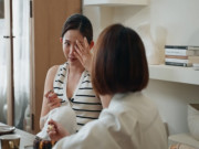 Bà bầu - Con dâu bầu tháng cuối, mẹ chồng nhắc khéo: “Đi đẻ thì nhờ bà ngoại lên chăm, mẹ bận lắm”