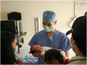 Bà bầu - Thấy 2 con gái song sinh càng lớn càng khác nhau, chồng xét nghiệm ADN thì ngã ngửa trước sự thật