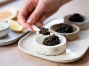 Vì sao trứng cá Caviar đắt đỏ nhất hành tinh vẫn được giới sành ăn săn lùng?