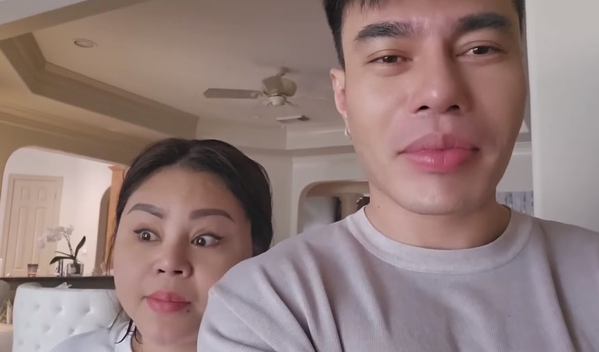 Cặp đôi làng hài còn diễn tả lại giọng Trấn Thành khi hát khiến người xem phì cười.