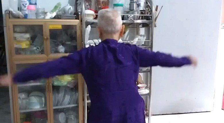 Ngoài ra, cụ Kết cũng thực hiện các bài tập về tay mỗi ngày. Ảnh cắt từ video Hải Yến.