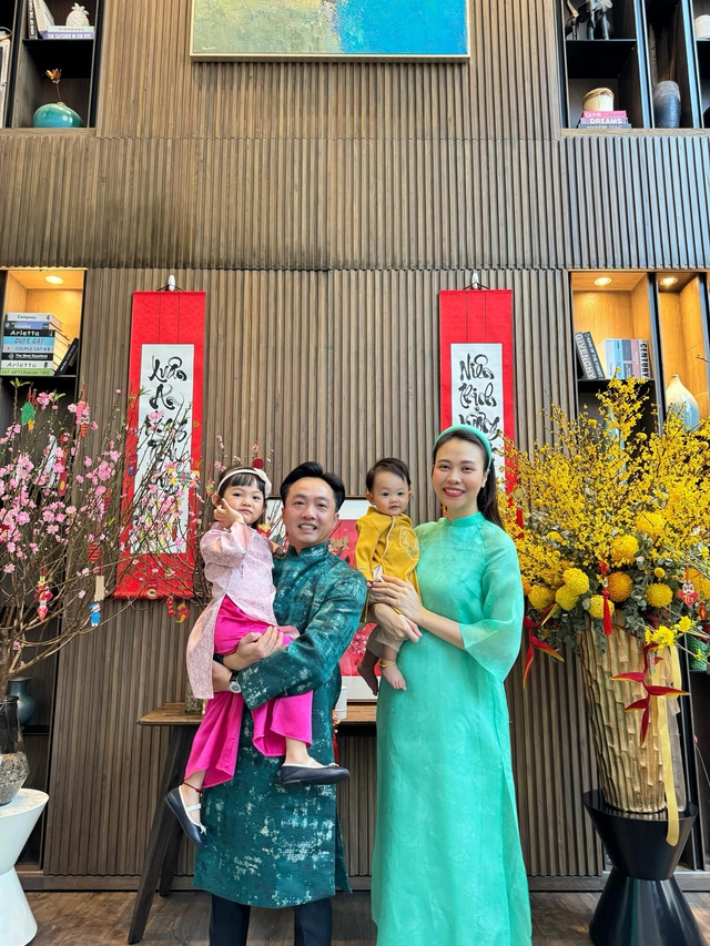 Như nhiều gia đình sao Việt, nhà Đàm Thu Trang - Cường đô la cũng chọn áo dài truyền thống
