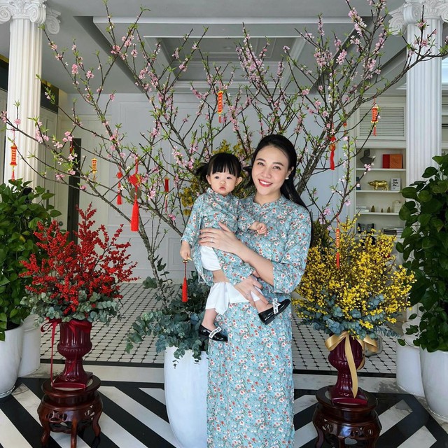 Ở một set đồ khác, người mẫu xứ Lạng lại chọn áo dài đôi cho cả hai mẹ con