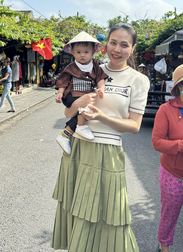Mỗi khi xuất hiện, mẹ con Đàm Thu Trang lại nhận được nhiều sự khen ngợi về phong cách thời trang