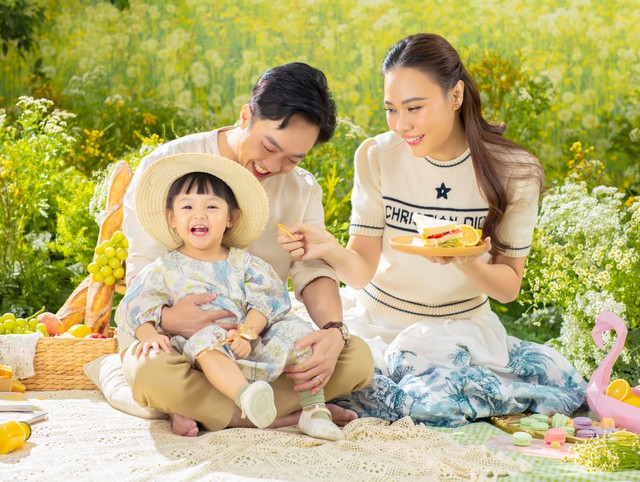 Phong cách dã ngoại của gia đình Đàm Thu Trang - Cường đô la