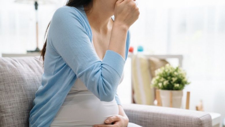 Sự phát triển của thai nhi làm thay đổi nội tiết của mẹ bầu khiến cơ thể xuất hiện nhiều lông và mồ hôi hơn. (Ảnh minh họa)