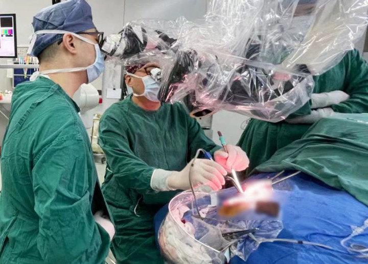 Cô gái trẻ bị xuất huyết não sau buổi hẹn hò với bạn trai và phải lên bàn phẫu thuật.
