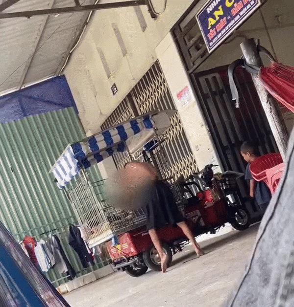 Phẫn nộ bé trai nhốt trong lồng sắt trên xe ba gác bị người đàn ông đánh túi bụi, ai nhìn cũng xót xa - 1