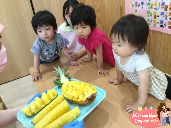 Trẻ có thể xảy ra các triệu chứng như kích ứng miệng, đau hoặc khó tiêu nếu ăn nhiều dứa.