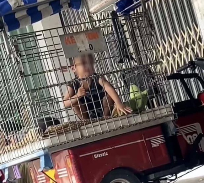 Đứa bé đau đớn gào khóc xin ra khỏi lồng nhưng ông bố vẫn không mở cửa