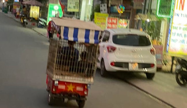 Người dân ở địa phương cho biết hằng ngày họ vẫn thấy người đàn ông chở các con trên xe ba gác đi trên đường