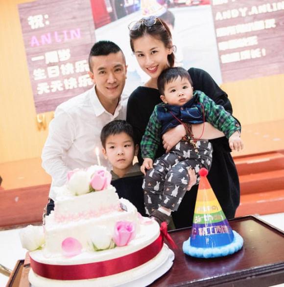 Hình ảnh hiếm hoi chụp cùng 2 quý tử của Huỳnh Thánh Y.