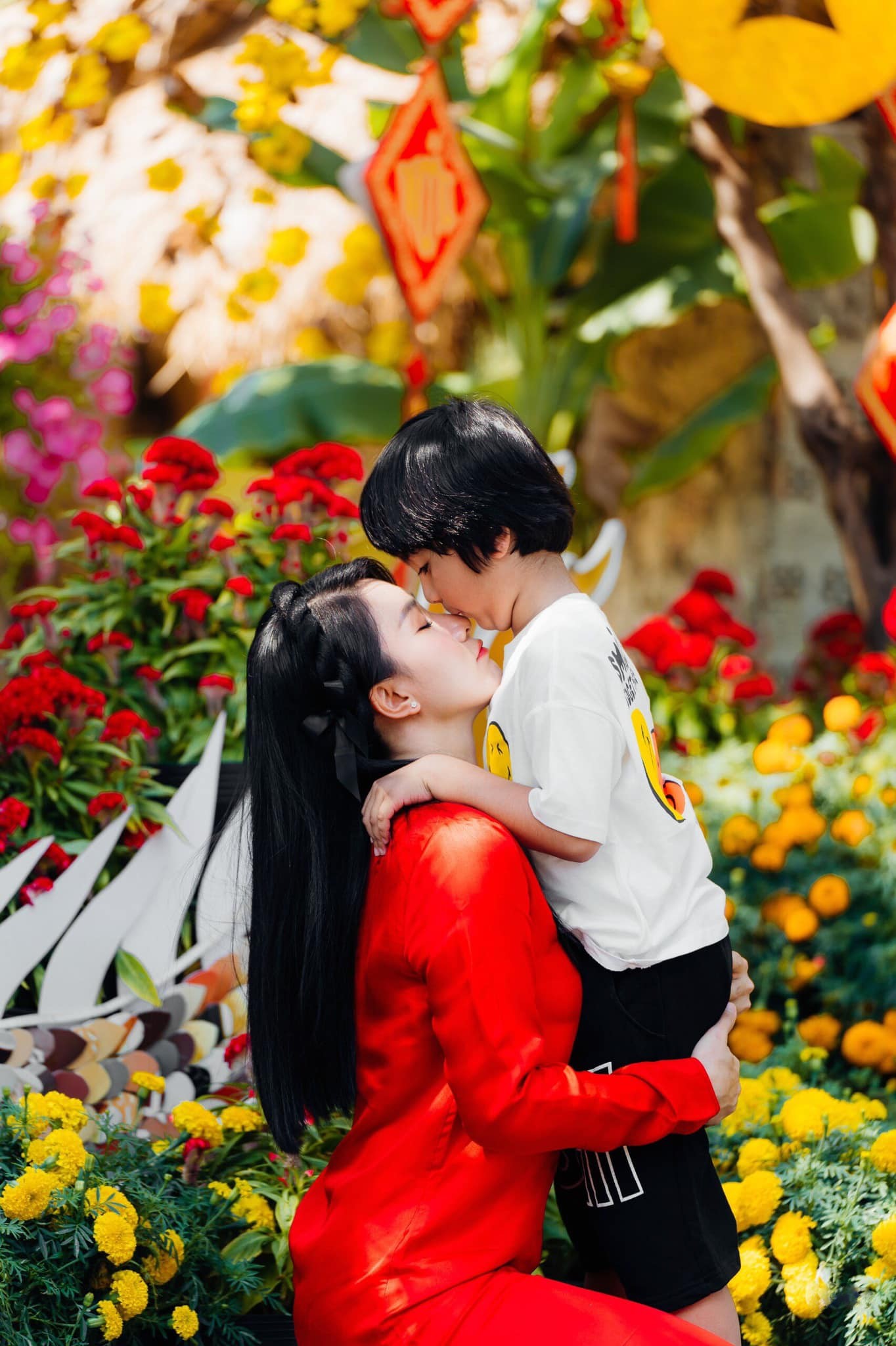Hình ảnh con trai Nguyệt Ánh hôn lên mũi mẹ.