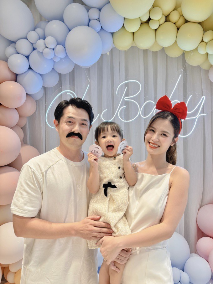 Sao Việt 24h: Hương Tràm bị nghi ngờ sinh đôi, Đông Nhi vỡ òa khi công bố giới tính con thứ 2 - 3