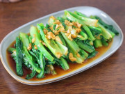 Bếp Eva - Loại rau trước đây ít người ăn nhưng giờ tranh nhau mua, bổ từ thân đến lá, giá 30-45 nghìn đồng/kg, đem xào tỏi cực ngon