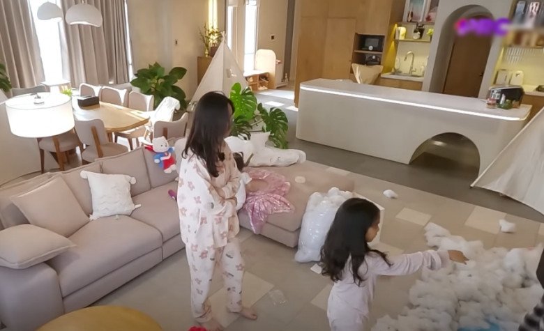 Giữa Tuệ An và Tuệ Lâm suýt giận dỗi nhau khi không hiểu ý lúc bày trí khu vực chụp hình theo như thử thách của chương trình, nhưng vì có cách xử lý khéo léo của mẹ Phạm Quỳnh Anh nên cả 3 mẹ con đã có một buổi chụp hình trên bãi biển nhân tạo tràn ngập không khí vui vẻ sau đó.