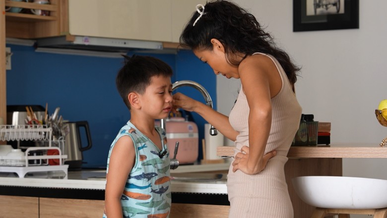 Đối diện với sự bướng bỉnh của cậu con trai Alex, Thảo Trang chọn cách “ngoài cứng trong mềm” khi vừa nghiêm khắc với con, vừa tiếp cận con để kiên nhẫn giải thích cho con trai thấu hiểu.