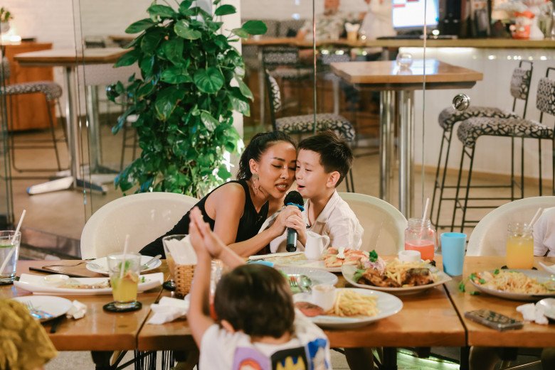 Giọng hát truyền cảm cùng lời bài hát ý nghĩa đã khiến Alex xúc động và rưng rưng nước mắt. Chính những người bạn của Thảo Trang trong buổi tiệc hôm đó cũng không khỏi xúc động.