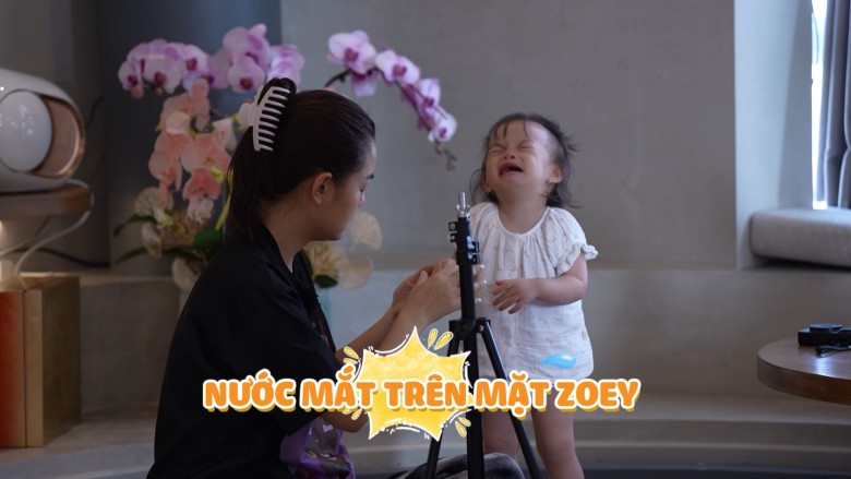 Ở gia đình Phạm Quỳnh Anh, con gái út Zoey đã quấy khóc so với thường ngày vì bị sốt nhẹ, đúng thời điểm diễn ra của thử thách của chương trình. Trong hoàn cảnh một mình chăm sóc 3 con, Phạm Quỳnh Anh không tránh khỏi trình trạng bối rối và lúng túng trong một số tình huống.