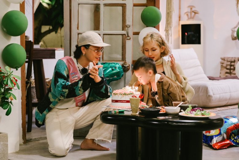 Khi kết thúc thử thách 48 giờ của mẹ con Lâm Minh là màn xuất hiện bất ngờ của Decao khi nói lời chúc mừng sinh nhật dành cho vợ. Cả hai và con trai 2 tuổi sau đó đi ngắm hoàng hôn ở bãi biển và có bữa tiệc nướng thân mật, cùng những lời hỏi thăm an ủi của chân tình Decao dành cho Lâm Minh.