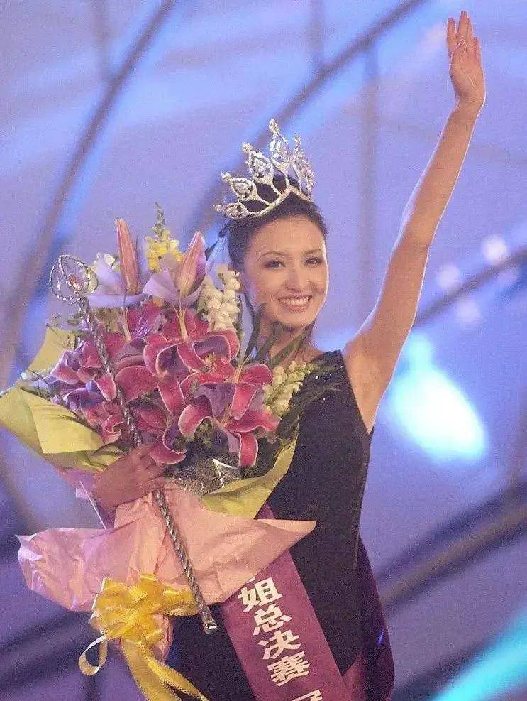Hoa hậu "phồn thực" xứ Trung U50 diện váy bó chặt cơ thể, liên tục kéo chỉnh tại sự kiện - 13