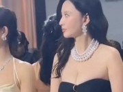 Thời trang - Hoa hậu "phồn thực" xứ Trung U50 diện váy bó chặt cơ thể, liên tục kéo chỉnh tại sự kiện