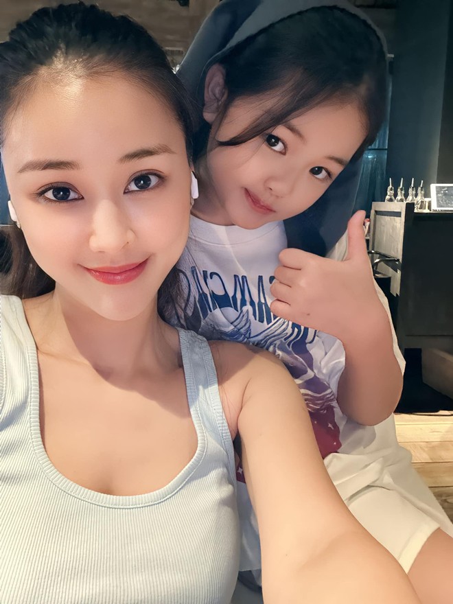 Maya thường xuyên khoe hình ảnh bé Bồ Câu lên mạng xã hội.