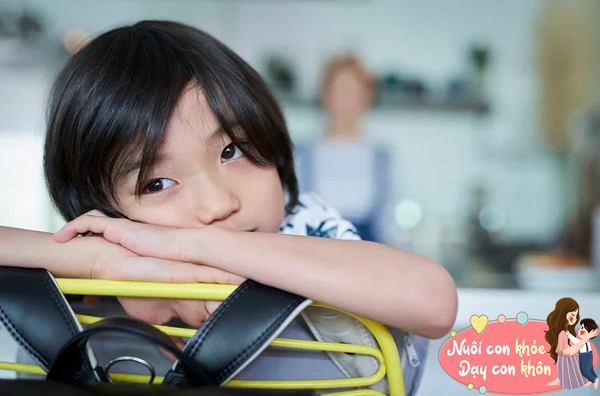 Trẻ thường có xu hướng rụt rè khi gặp người lạ, không dám chào hỏi và cư xử nhút nhát.