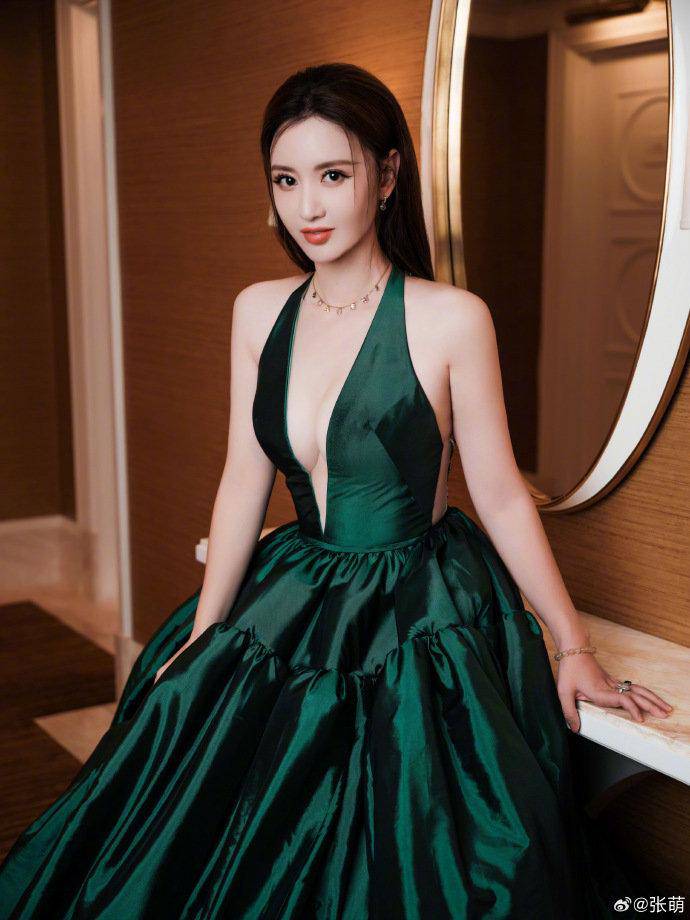 Hoa hậu "phồn thực" xứ Trung U50 diện váy bó chặt cơ thể, liên tục kéo chỉnh tại sự kiện - 8