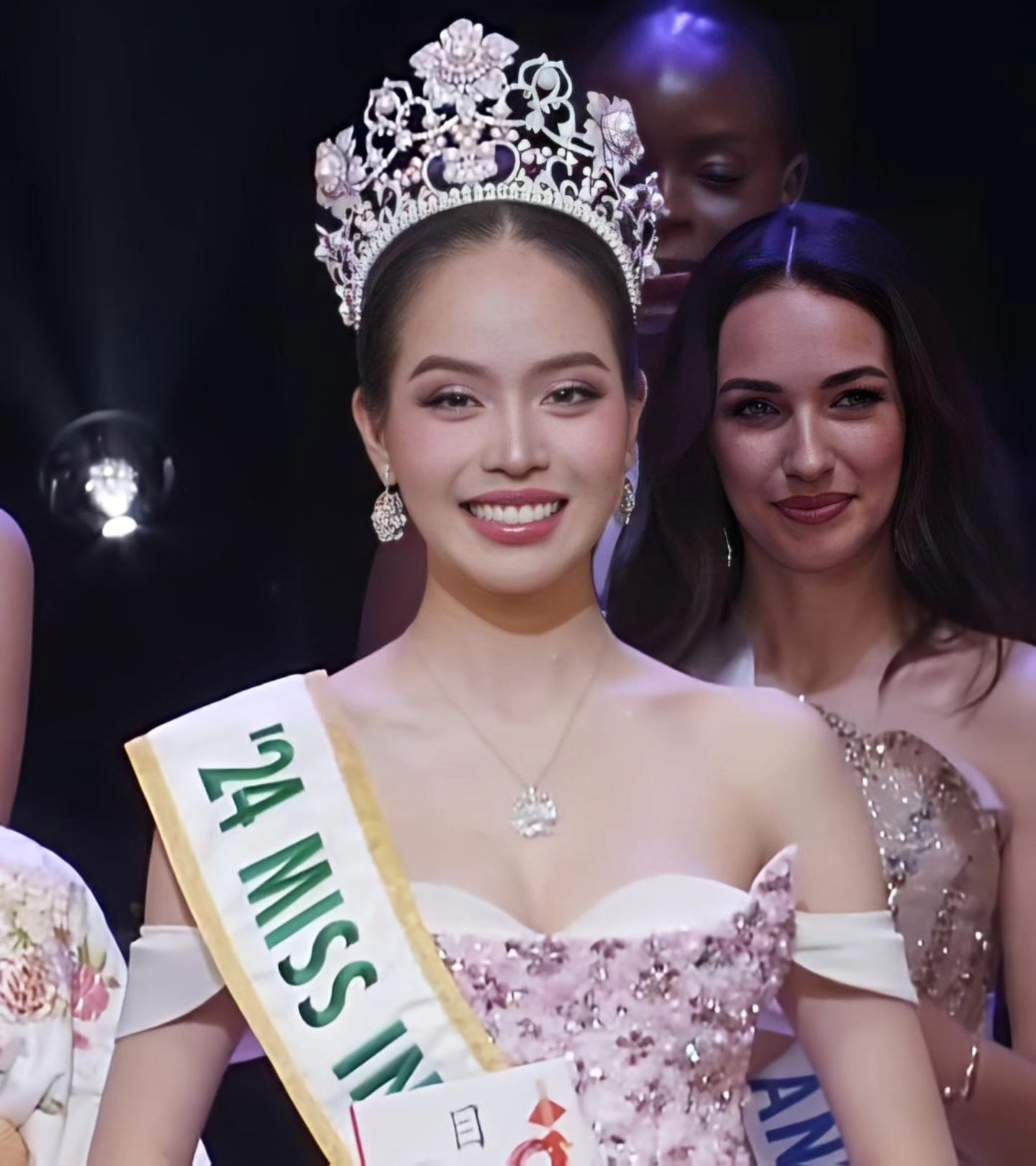 Đi thi Miss International cùng thời điểm với Kỳ Duyên, Thanh Thủy dù có phần lép vế về hiệu ứng truyền thông trong hành trình cuộc thi nhưng lại tạo một cú nổ vào đêm chung kết. Khi hai chữ Việt Nam được xướng lên cho ngôi vị cao nhất, Thanh Thủy chính thức trở thành đại diện Việt Nam đầu tiên đăng quang Miss International và góp tên vào danh sách các hoa hậu có địa vị cao nhất trong giới sắc đẹp nước nhà. Vào tối 12/11/2024, Hoa hậu Việt Nam 2022 Huỳnh Thị Thanh Thuỷ (sinh năm 2002) chính thức đăng quang Miss International 2024 (Hoa hậu Quốc tế 2024).